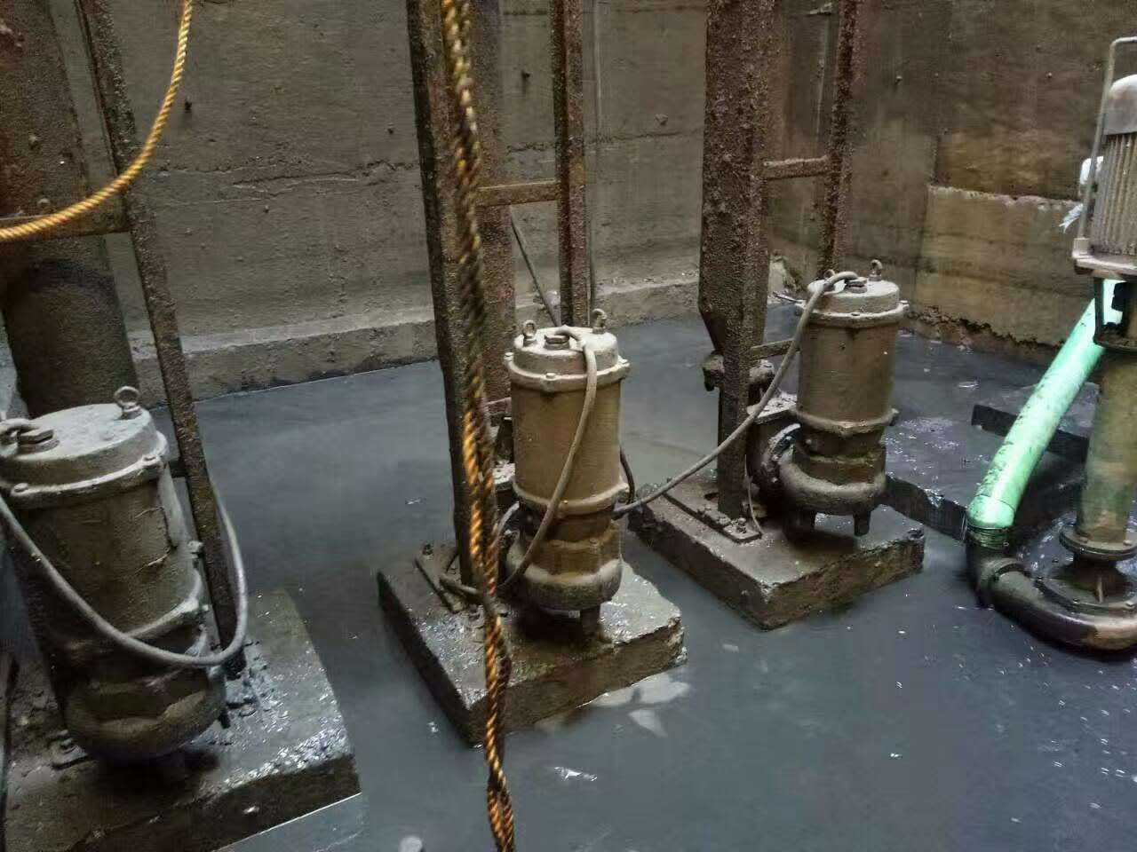 松柏镇污水池清理