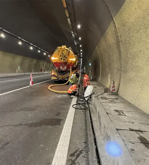 松柏镇隧道排水渠清淤